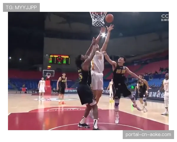 特写：总决赛G2最后时刻，孙铭徽关键抢断后指向主场观众席